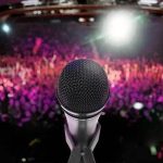 حمله یک هوادار به خواننده ایرانی حین اجرای کنسرت + فیلم