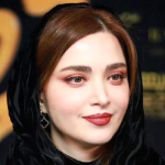 لباس سنگ دوز بهنوش طباطبایی در کنار پدر و مادرش در روز مادر+ عکس