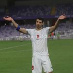 لحظه برخورد توپ به صورت طارمی در بازی المپیاکوس مقابل آریس + فیلم