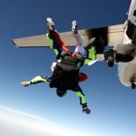 لحظه وحشتناک معلق ماندن یک چترباز به دم هواپیما + فیلم