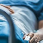 چهره مشهور در بیمارستان بستری شد/ مردم دعا کنند