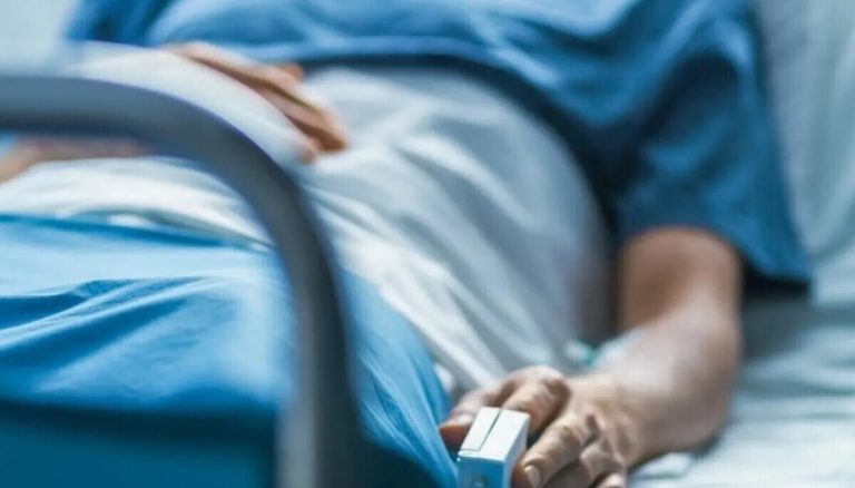 چهره مشهور در بیمارستان بستری شد/ مردم دعا کنند