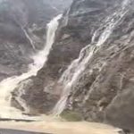 کوه‌های حاجی‌آباد هرمزگان تبدیل به آبشار شد+ فیلم